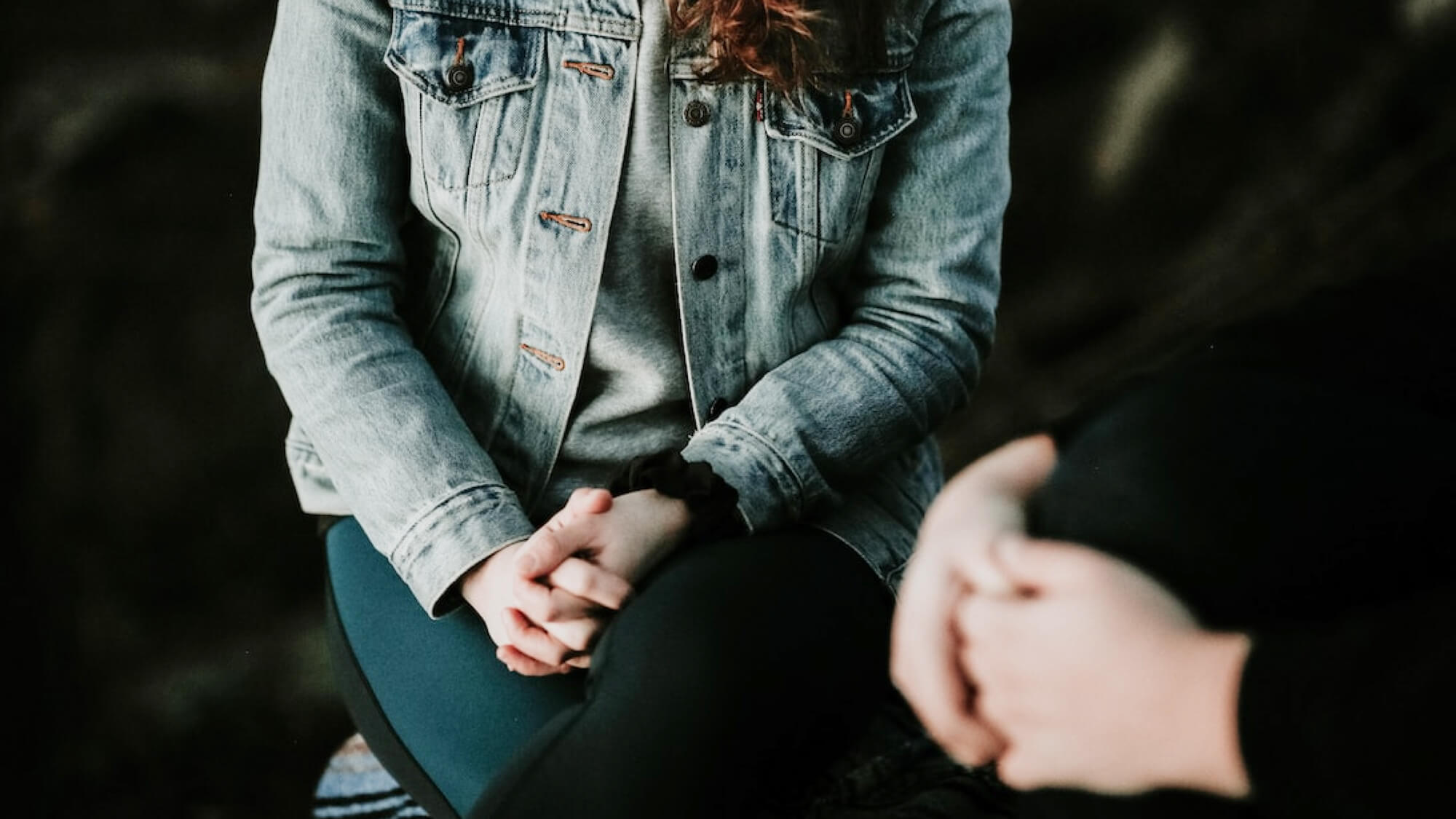 Image of a client who may have PTSD sitting with a therapist.